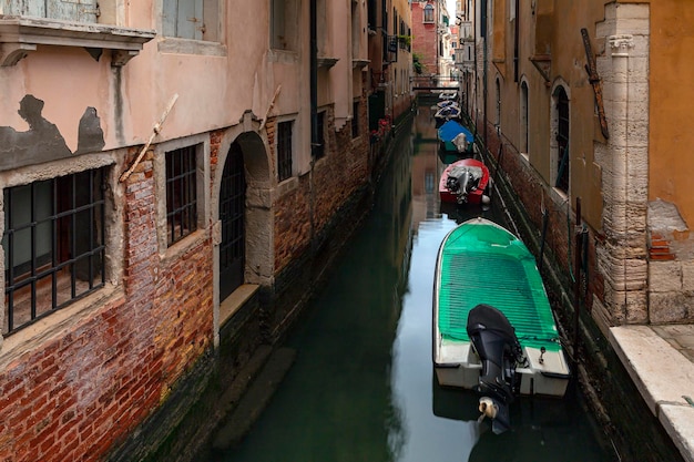 Die Kanäle von Venedig sind Straßen und Boote sind das Hauptverkehrsmittel