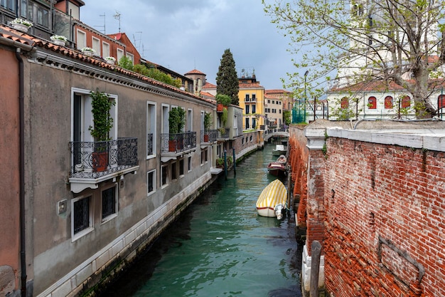 Die Kanäle von Venedig sind Straßen und Boote sind das Hauptverkehrsmittel