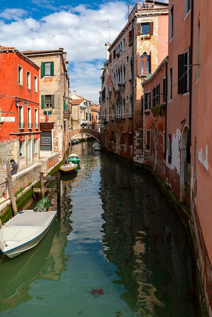 Die Kanäle von Venedig sind Straßen und Boote sind Verkehrsmittel