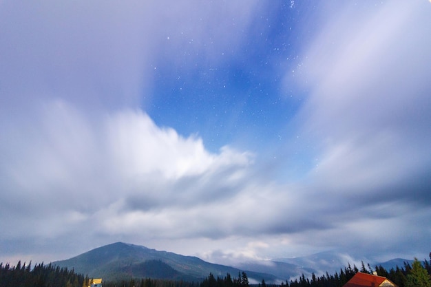 Die Karpaten Eine wunderschöne Berglandschaft Natur in den Bergen Schöne Wolken