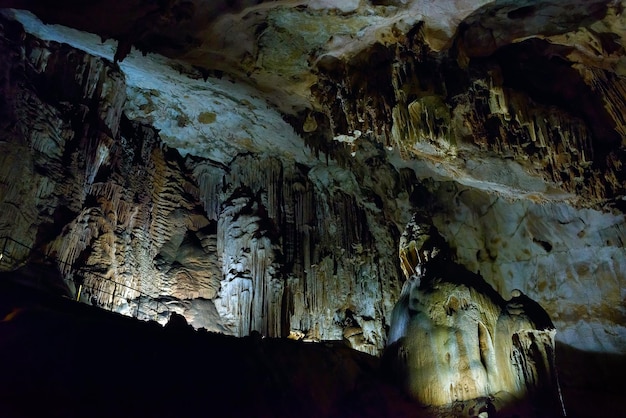 Die Karsthöhle im Berg ChatyrDah auf der Krim
