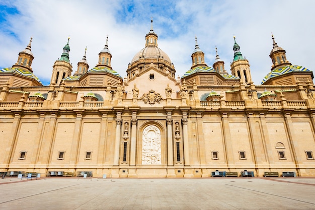 Die Kathedrale Basilika Unserer Lieben Frau von der Säule ist eine römisch-katholische Kirche in der Stadt Zaragoza in der Region Aragon in Spanien