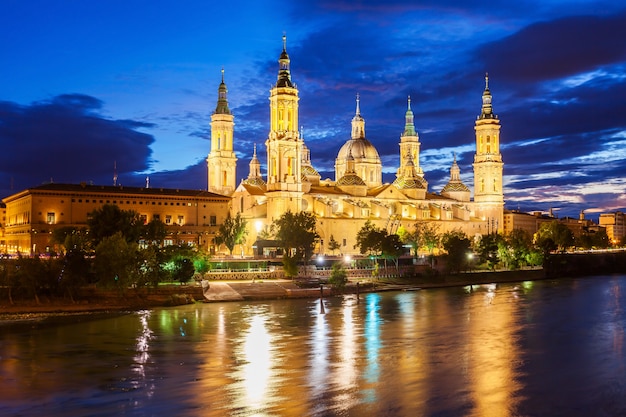 Die Kathedrale Basilika Unserer Lieben Frau von der Säule ist eine römisch-katholische Kirche in der Stadt Zaragoza in der Region Aragon in Spanien