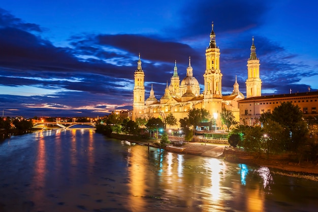 Die Kathedrale Basilika Unserer Lieben Frau von der Säule ist eine römisch-katholische Kirche in der Stadt Zaragoza in der Region Aragon in Spanien