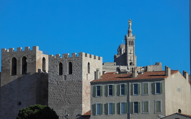 Die Kathedrale NotreDame de la Garde und die Abtei von Saint Victor ragen in Marseille Frankreich hoch