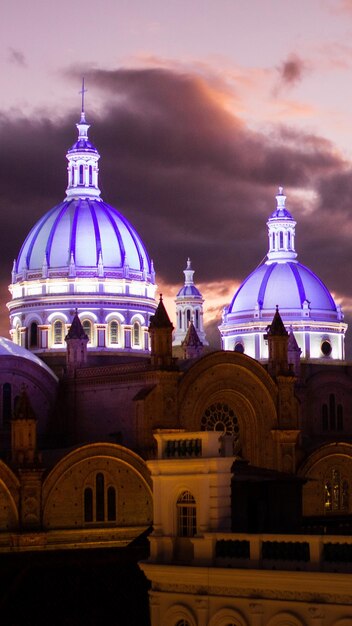 Foto die kathedrale von cuenca mit sonnenuntergangskuppeln und himmel