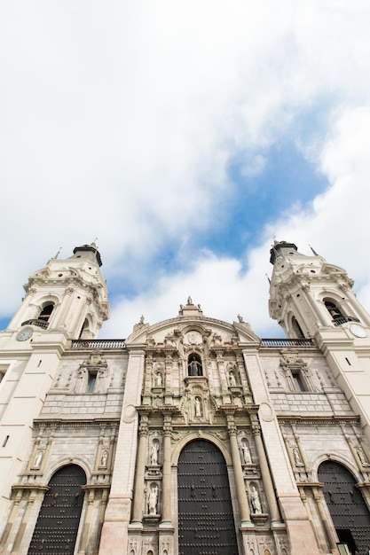 Die Kathedrale von Lima bei Sonnenuntergang ist eine römisch-katholische Kathedrale, die sich auf der Plaza Mayor in Lima, Peru, befindet.