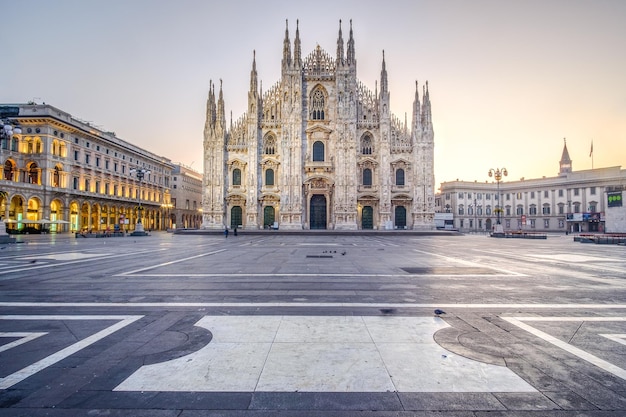 Die Kathedrale von Mailand gegen den Himmel beim Sonnenuntergang