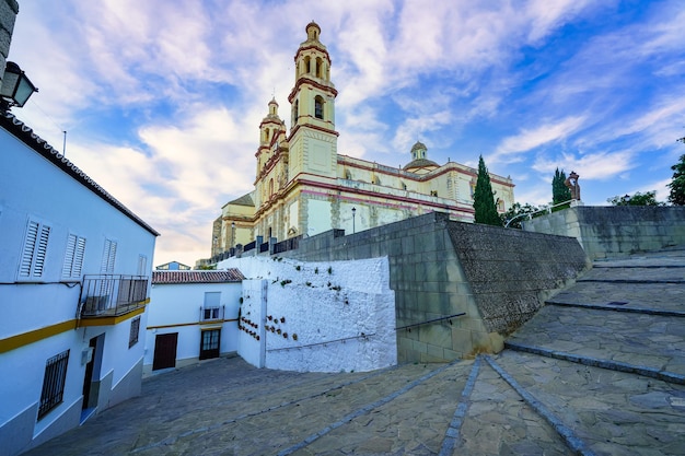 Foto die kathedrale von olvera mit ihren steilen gassen mit stufen, um die spitze des dorfes cadiz zu erreichen