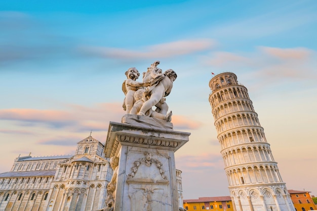 Die Kathedrale von Pisa und der schräge Turm in Pisa, Italien