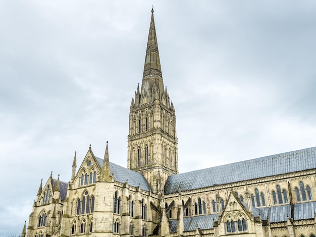Die Kathedrale von Salisbury ist eine anglikanische Kathedrale unter bewölktem Himmel. Sie hat den höchsten Kirchturm in Großbritannien