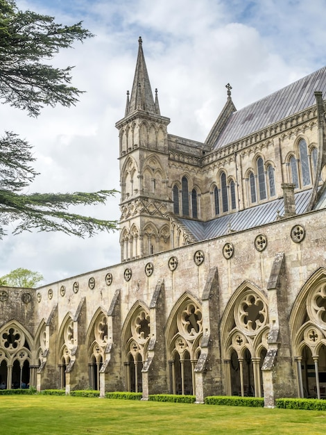 Die Kathedrale von Salisbury ist eine anglikanische Kathedrale unter bewölktem Himmel. Sie hat den höchsten Kirchturm in Großbritannien