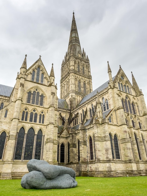 Die Kathedrale von Salisbury ist eine anglikanische Kathedrale unter bewölktem Himmel. Sie hat den höchsten Kirchturm in Großbritannien