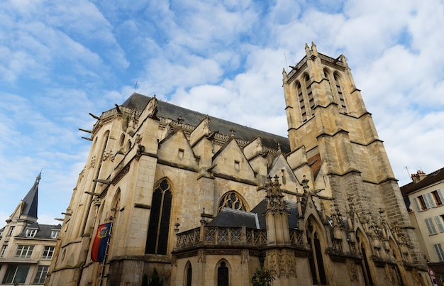 Die katholische Pfarrkirche SaintAspais in Melun, einer Gemeinde im Département SeineetMarne, wurde im 15. Jahrhundert in Frankreich erbaut