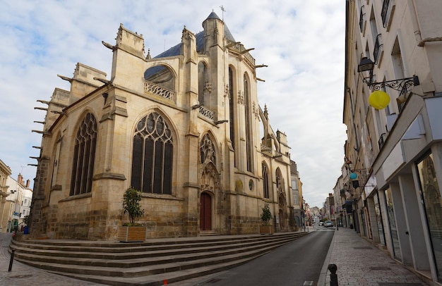 Die katholische Pfarrkirche SaintAspais in Melun, einer Gemeinde im Département SeineetMarne, wurde im 15. Jahrhundert in Frankreich erbaut