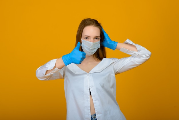 Die kaukasische Frau in der blauen schützenden Gesichtsmaske