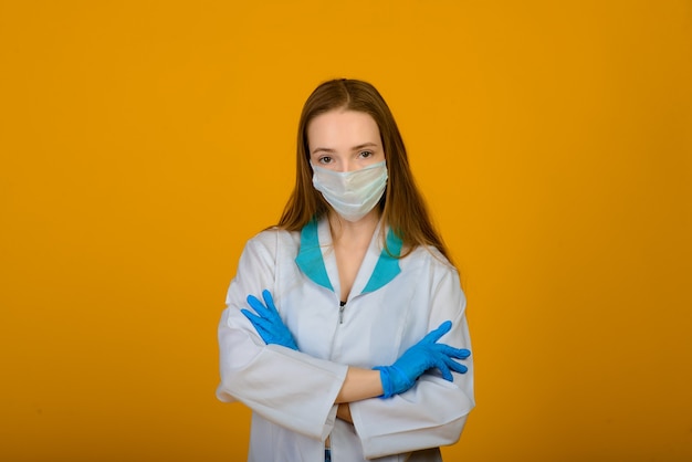 Die kaukasische Frau in der blauen schützenden Gesichtsmaske