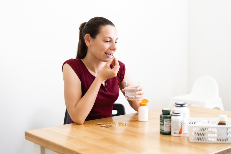 Die kaukasische Frau trinkt viele Pillen. Präventivmedizin. Nahrungsergänzungsmittel