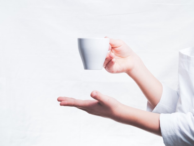 Foto die kellnerhand bietet den besuchern eine tasse kaffee mit einer cappuccino-tasse an