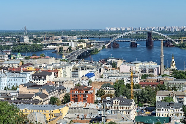 Die Kiewer Stadtgebäude und der Fluss Dnjepr mit Brücken Städtische Industrielandschaft