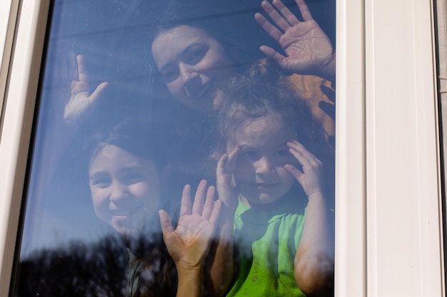 Die Kinder bleiben am Fenster und genießen das Wetter