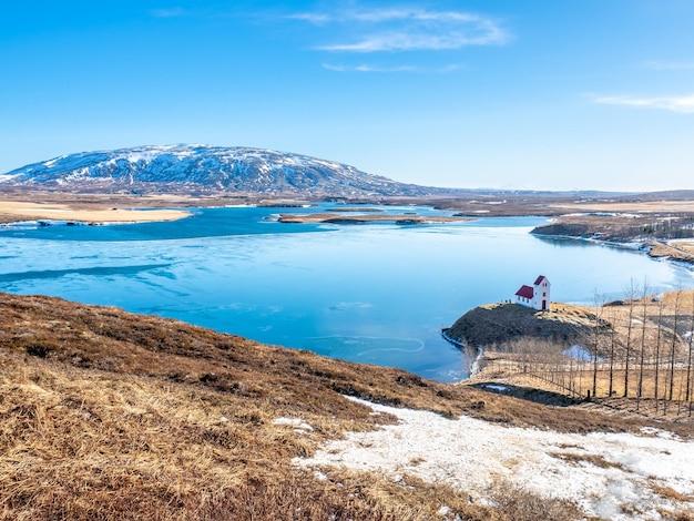 Die Kirche am See Ulfljotsvatn, bekannt als Ulfljotsvatnskirkja, ist ein schöner Aussichtspunkt in Island