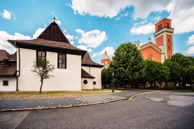 Die Kirche der Heiligen Dreifaltigkeit oder die Holzgliederkirche in Kezmarok und der lutherische Turm Kezmarok ist eine Stadt in der Region Zips in der Ostslowakei Unesco