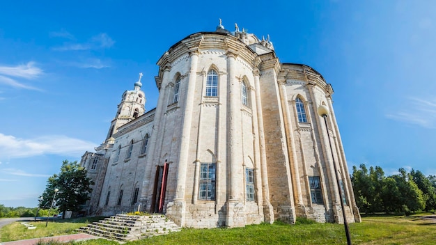 Die Kirche der lebensspendenden Dreifaltigkeit - die Pfarrkirche der Diözese Kasimov der russisch-orthodoxen Kirche im Dorf Gus-Zhelezny, Region Rjasan, Russland. Bau 1802-1868