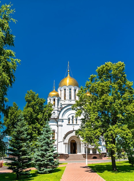 Foto die kirche des heiligen georgs des siegers am fame square in samara, russland