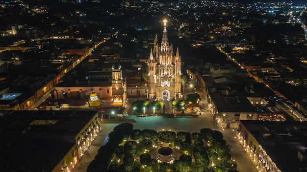 die Kirche Parroquia Erzengel Jardin Stadtplatz Nachtbaum Decoraciones San Miguel de Allende, Mx