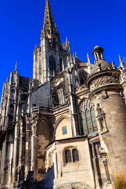 Die Kirche SaintMaclou in Rouen, Frankreich, ist eines der besten Beispiele für den extravaganten Stil der gotischen Architektur in Frankreich.