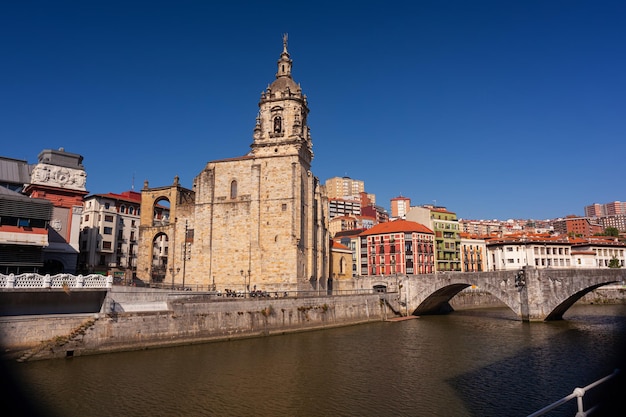 Die Kirche und die Brücke von San Anton in Bilbao