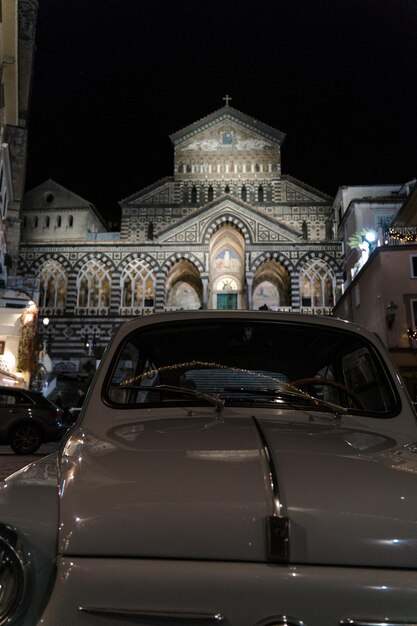 Die Kirche von Amalfi bei Nacht.