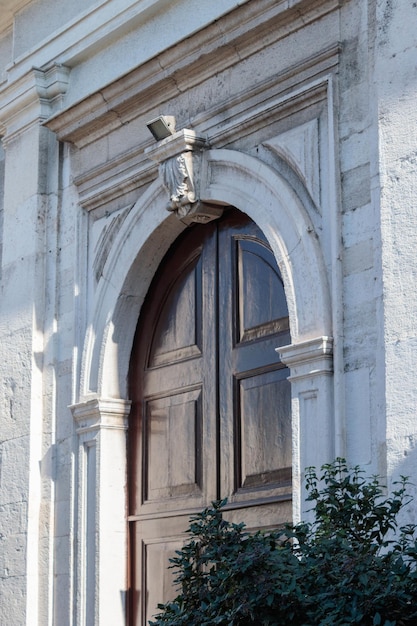 Foto die kirchentür ist eine einfache und elegante architektur