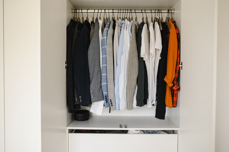 Foto die kleidung vieler männer im kleiderschrank, nahaufnahme