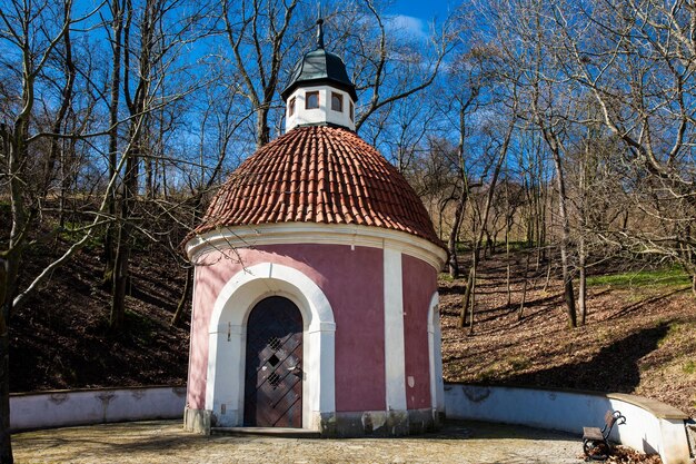 Foto die kleine kapelle des kindes jesus, die im 18. jahrhundert im petriner garten errichtet wurde