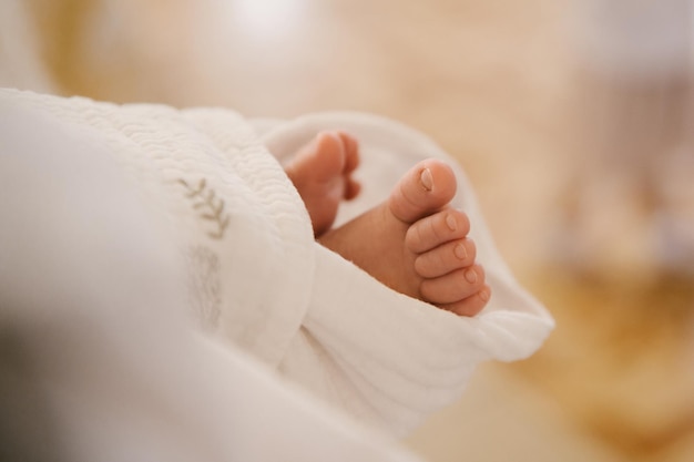 Foto die kleinen füße des babys in einer weißen windel