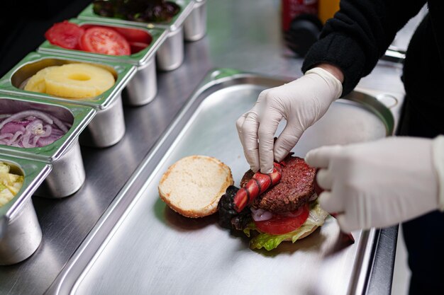 Die Köchin bereitet in ihrem Restaurant vegane Burger zu