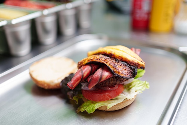 Die Köchin bereitet in ihrem Restaurant vegane Burger zu