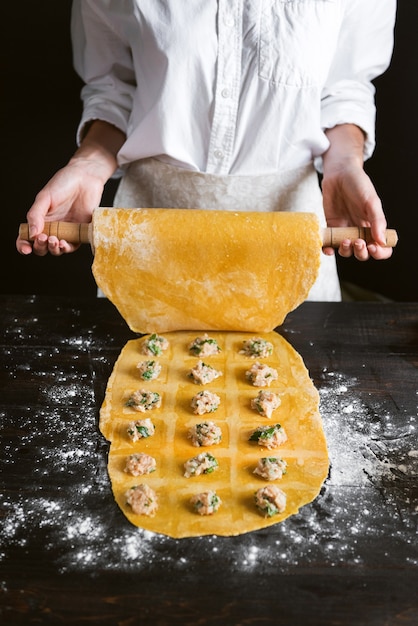 Die Köchin kocht Schritt für Schritt die traditionellen Ravioli