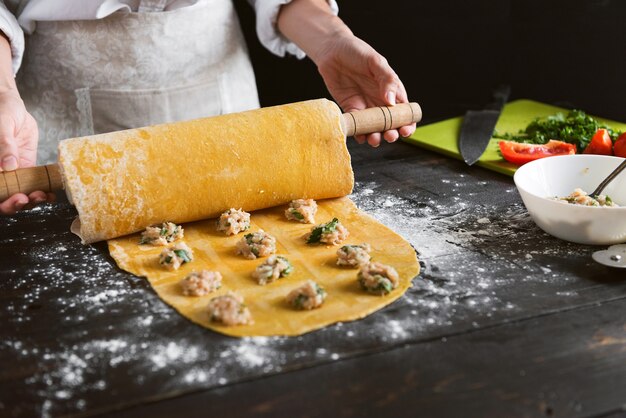 Die Köchin kocht Schritt für Schritt die traditionellen Ravioli