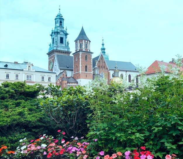 Die Königliche Erzkathedrale Basilika der Heiligen Stanislaus und Wenzel auf dem Wawel (Krakau, Polen). Erbaut im 14. Jahrhundert.