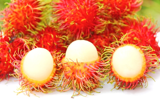 Die köstliche süße frische Rambutan-Tropenfrucht und Rambutan-Schale zeigen sich vor..