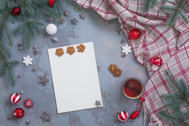 Foto die komposition mit weihnachts- und neujahrswunschliste, glückwunsch und postkarten-schreibzubehör, flachgelegt, getönt