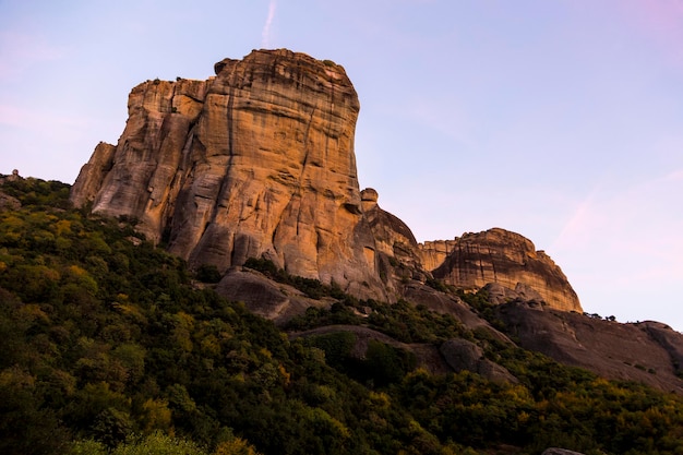 Die Konglomeratbildung von Meteora während des Sonnenuntergangs neben dem Pindos-Gebirge in Zentralgriechenland