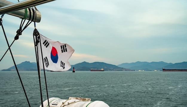 Die koreanische Flagge des Kreuzfahrtschiffes weht im Wind