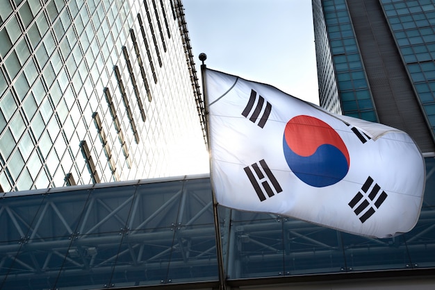 Die koreanische Flagge hängt in einem Hochhaus.