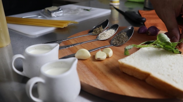 Foto die kräuter und gewürze in der küche sind ordentlich angeordnet und zum kochen bereit