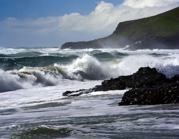 Die Kraft der Natur entfesselte in einer stürmischen Szene die Wut des Ozeans