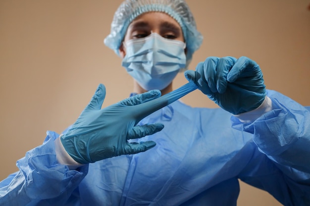 Die Krankenschwester zieht die medizinischen Handschuhe aus Pandemie 2019 nKoV stoppt das Coronavirus MERS